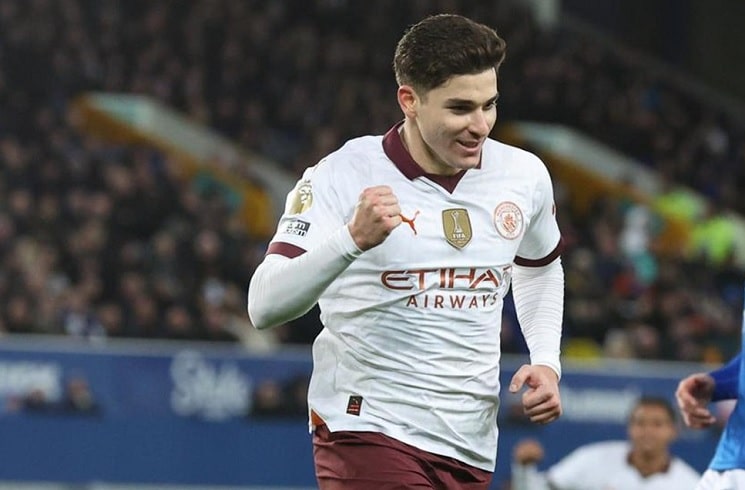 Auf dem Manchester City-Trikot von Julián Álvarez ist das Abzeichen des Weltmeisters zu sehen